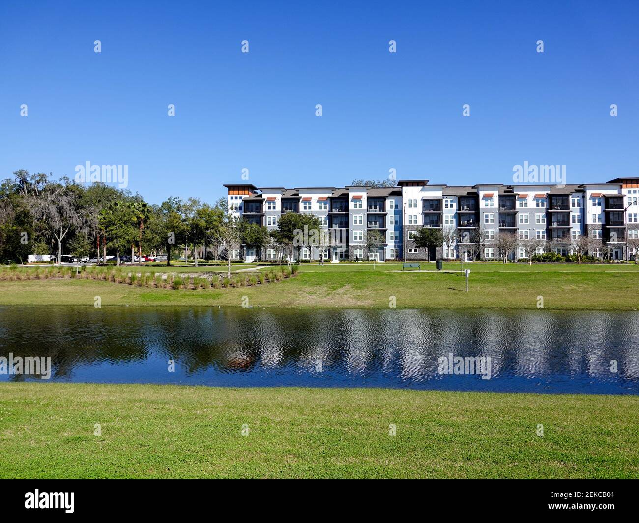 Sviluppo di appartamenti con belle acque paesaggistiche e area ricreativa per camminare, spazio verde, Gainesville, Florida, Stati Uniti. Foto Stock