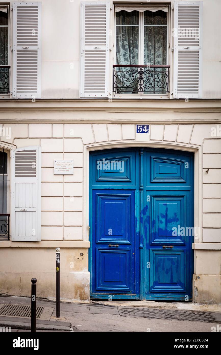 Ingresso porta blu a casa al 54 Rue Lepic - occupato da Vincent e Theo Van Gogh 1886-1888, Montmartre, Parigi, Francia Foto Stock