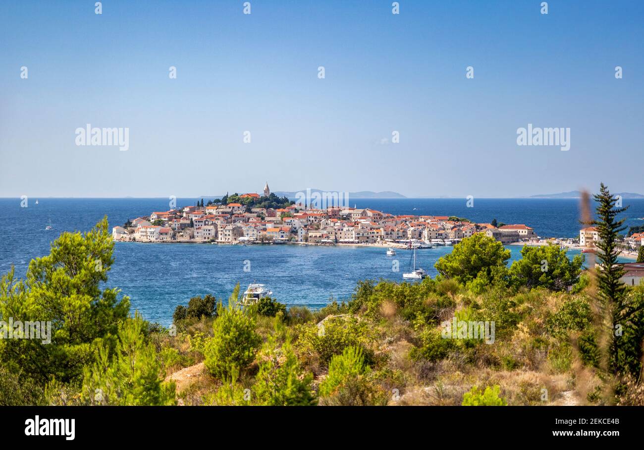 Bella vista del paesaggio urbano circondato dal mare Adriatico a di Primosten, Sibenik-Knin, Croazia Foto Stock