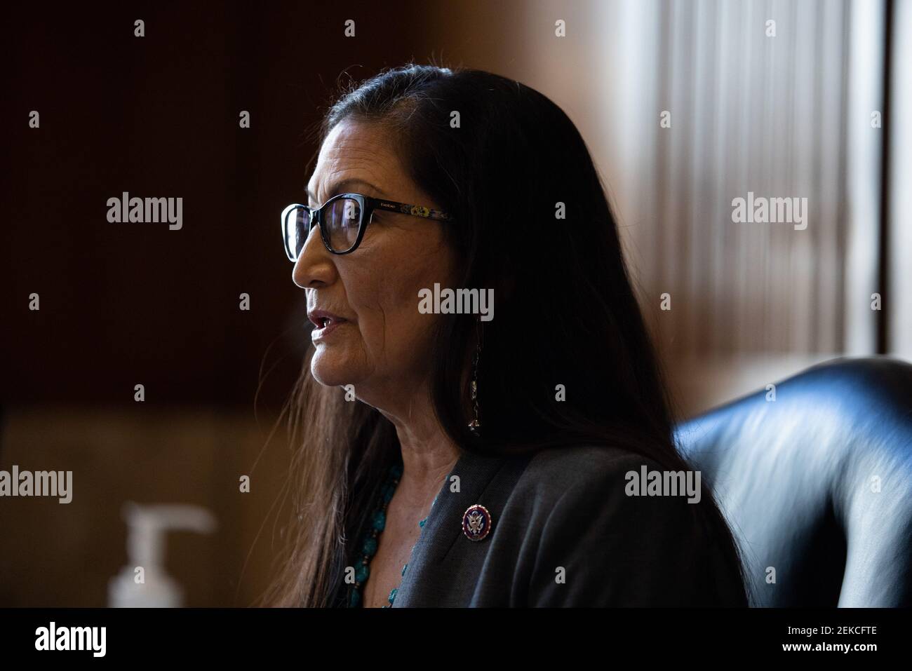 STATI UNITI. 23 Feb 2021. La Rep. Deb Haaland, D-NM, parla durante un'audizione del Comitato del Senato sull'energia e le risorse naturali sulla sua nomina a Segretario degli interni, martedì 23 febbraio 2021 a Capitol Hill a Washington. (Foto di Pool/Sipa USA) Credit: Sipa USA/Alamy Live News Foto Stock