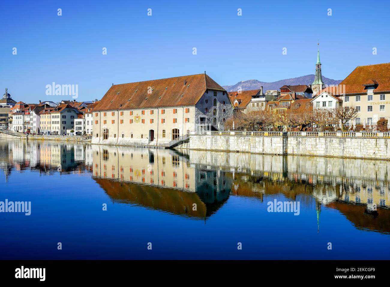Vista panoramica della città vecchia di Soletta dal fiume Aare. Cantone Soletta, Svizzera Foto Stock
