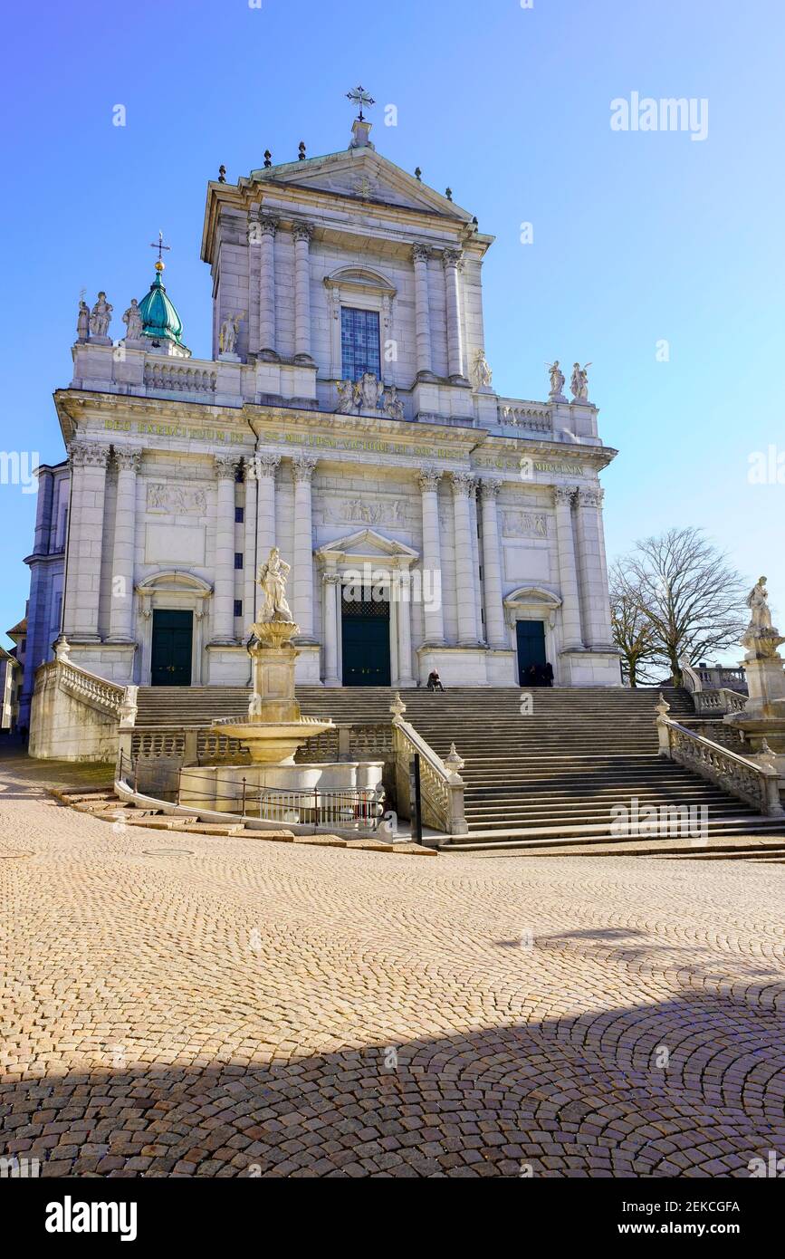 Facciata occidentale della Cattedrale barocca di Sant'Urso a Soletta la capitale del Cantone Soletta, Svizzera. Foto Stock