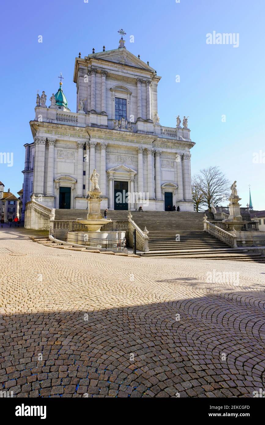 Facciata occidentale della Cattedrale barocca di Sant'Urso a Soletta la capitale del Cantone Soletta, Svizzera. Foto Stock