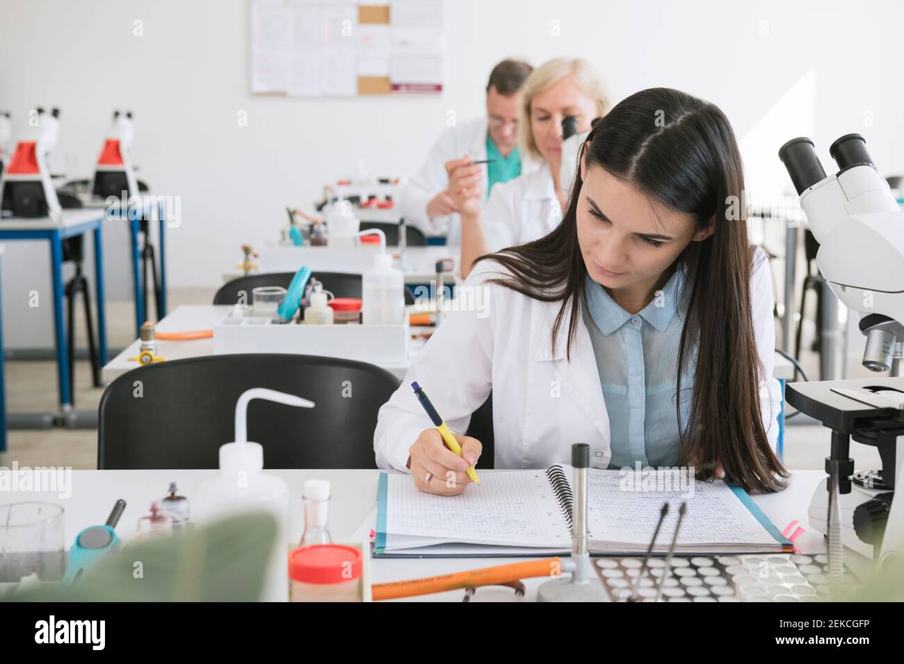 Ricercatori in camici bianchi che lavorano in laboratorio Foto Stock