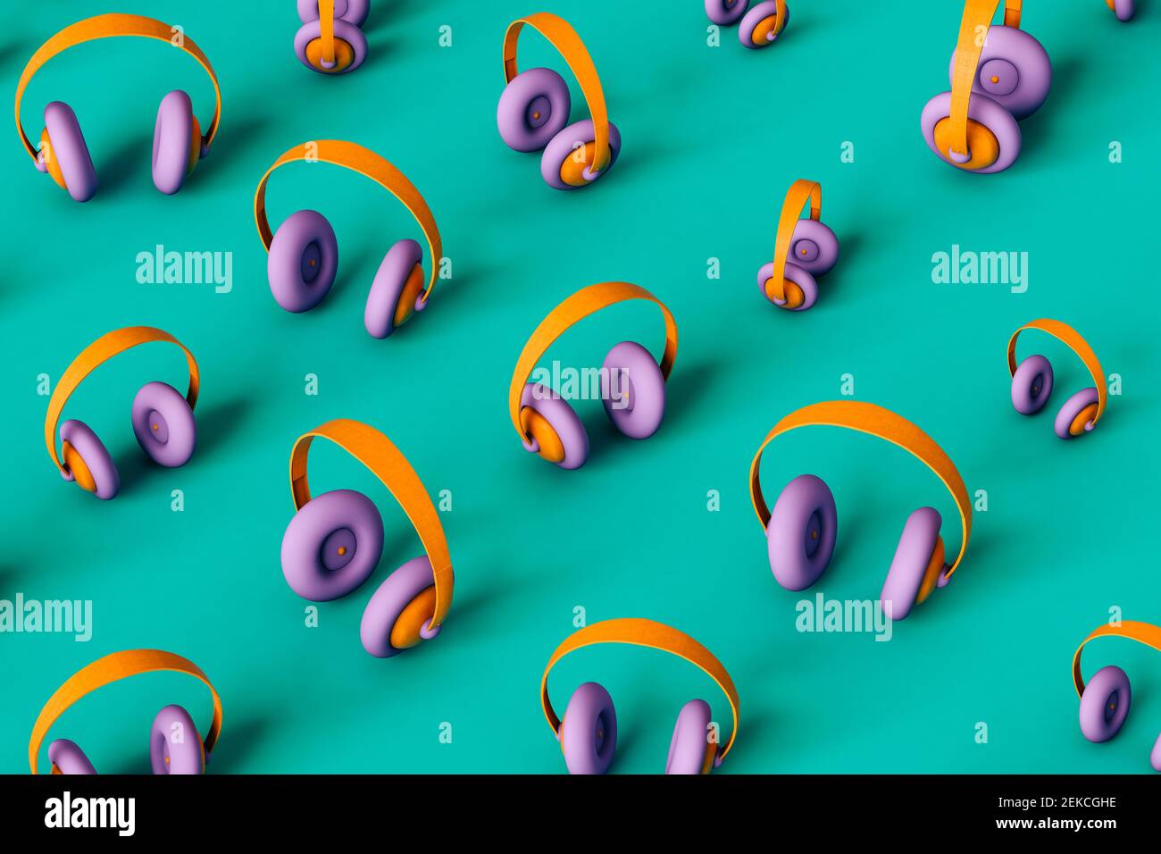 Cuffie multicolore grandi e piccole su sfondo verde Foto Stock