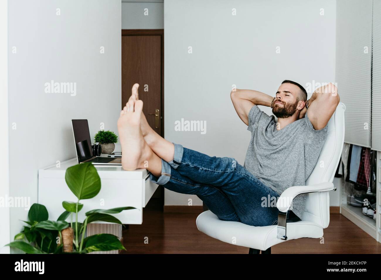 Uomo che prende una pausa dal lavoro a casa Foto Stock