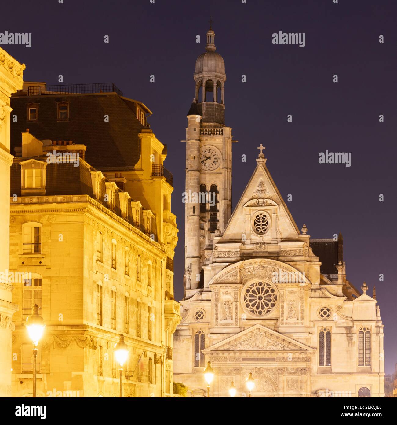 Francia, Ile-de-France, Parigi, Chiesa di Saint-Etienne-du-Mont di notte Foto Stock