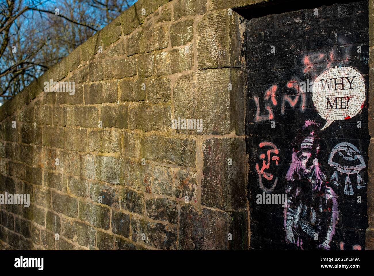 'Perchè me' ragazza di arte di strada sulla porta accanto a. Muro di mattoni sulle pendici di Calton Hill Edimburgo Foto Stock
