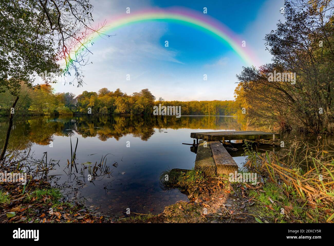 Laghetto mulino Slaugham sotto un arcobaleno. Slaugham, West Sussex, Inghilterra, Regno Unito. Foto Stock