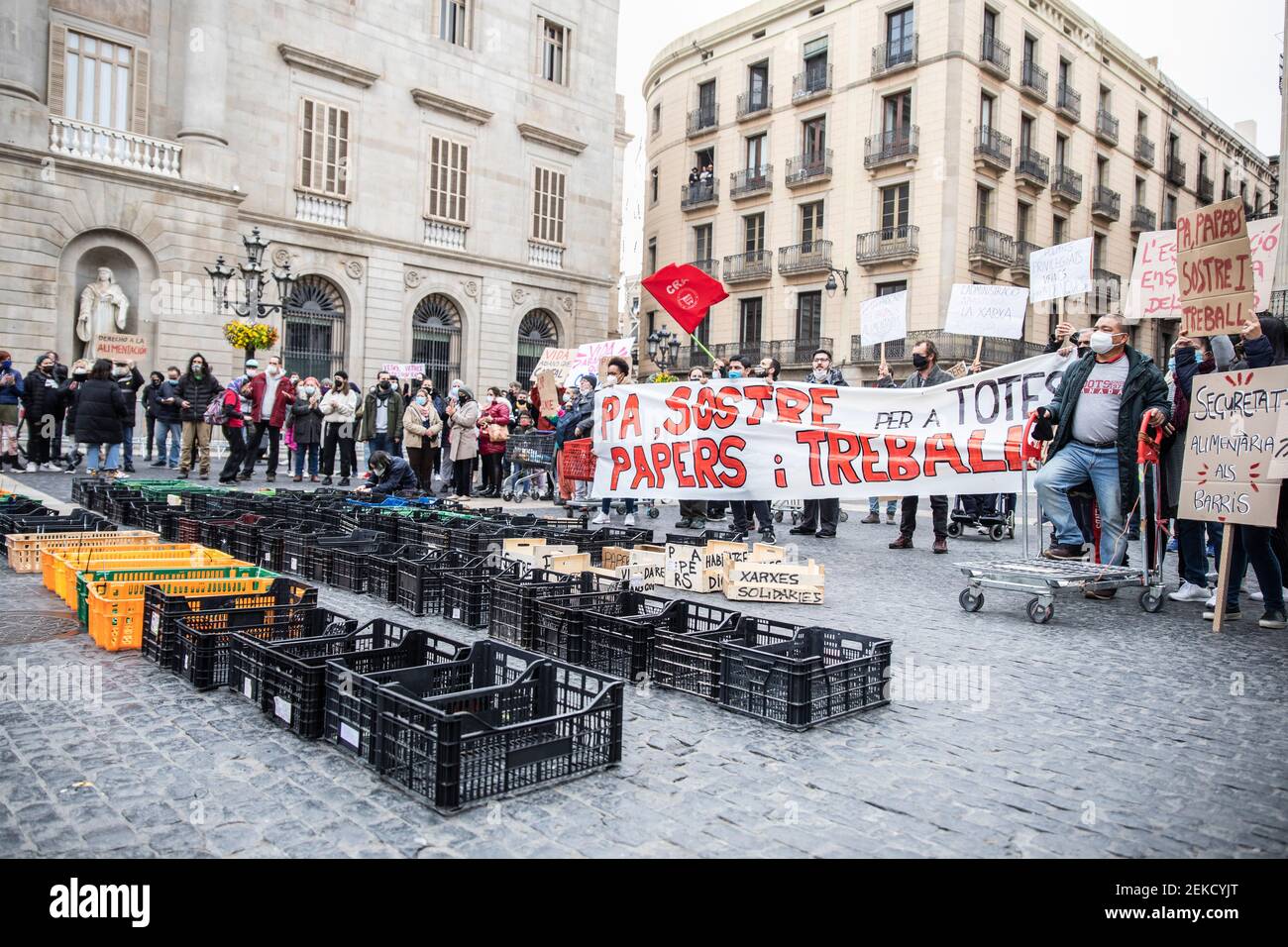Barcellona, Spagna. 21.02.2021. Concentrazione delle "Xarxes de Aliments" (reti alimentari) e delle "Xarxes de Suport Mutu" (reti di mutuo sostegno) di Barcellona a Plaça Sant Jaume con il motto "Vida abans que Capital" (vita prima del capitale). Foto Stock