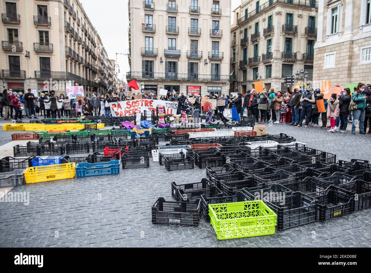 Barcellona, Spagna. 21.02.2021. Concentrazione delle "Xarxes de Aliments" (reti alimentari) e delle "Xarxes de Suport Mutu" (reti di mutuo sostegno) di Barcellona a Plaça Sant Jaume con il motto "Vida abans que Capital" (vita prima del capitale). Foto Stock