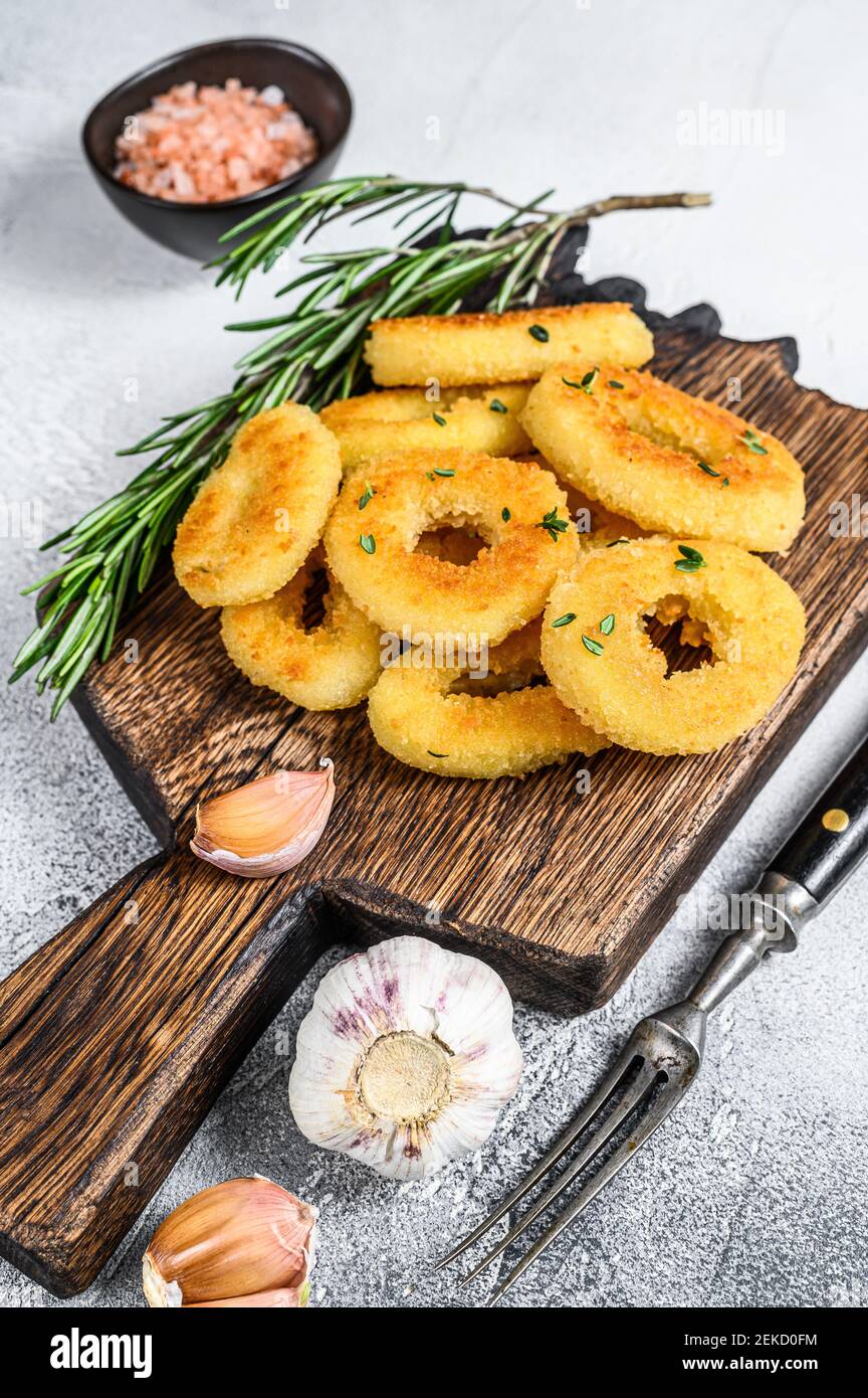 Dorate e croccanti anelli di cipolla rivestita con pangrattato e fritte  Foto stock - Alamy