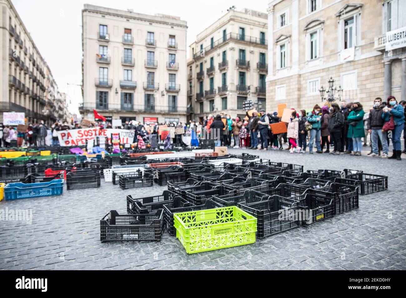 Barcellona, Spagna. 21.02.2021. Concentrazione delle "Xarxes de Aliments" (reti alimentari) e delle "Xarxes de Suport Mutu" (reti di mutuo sostegno) di Barcellona a Plaça Sant Jaume con il motto "Vida abans que Capital" (vita prima del capitale). Foto Stock