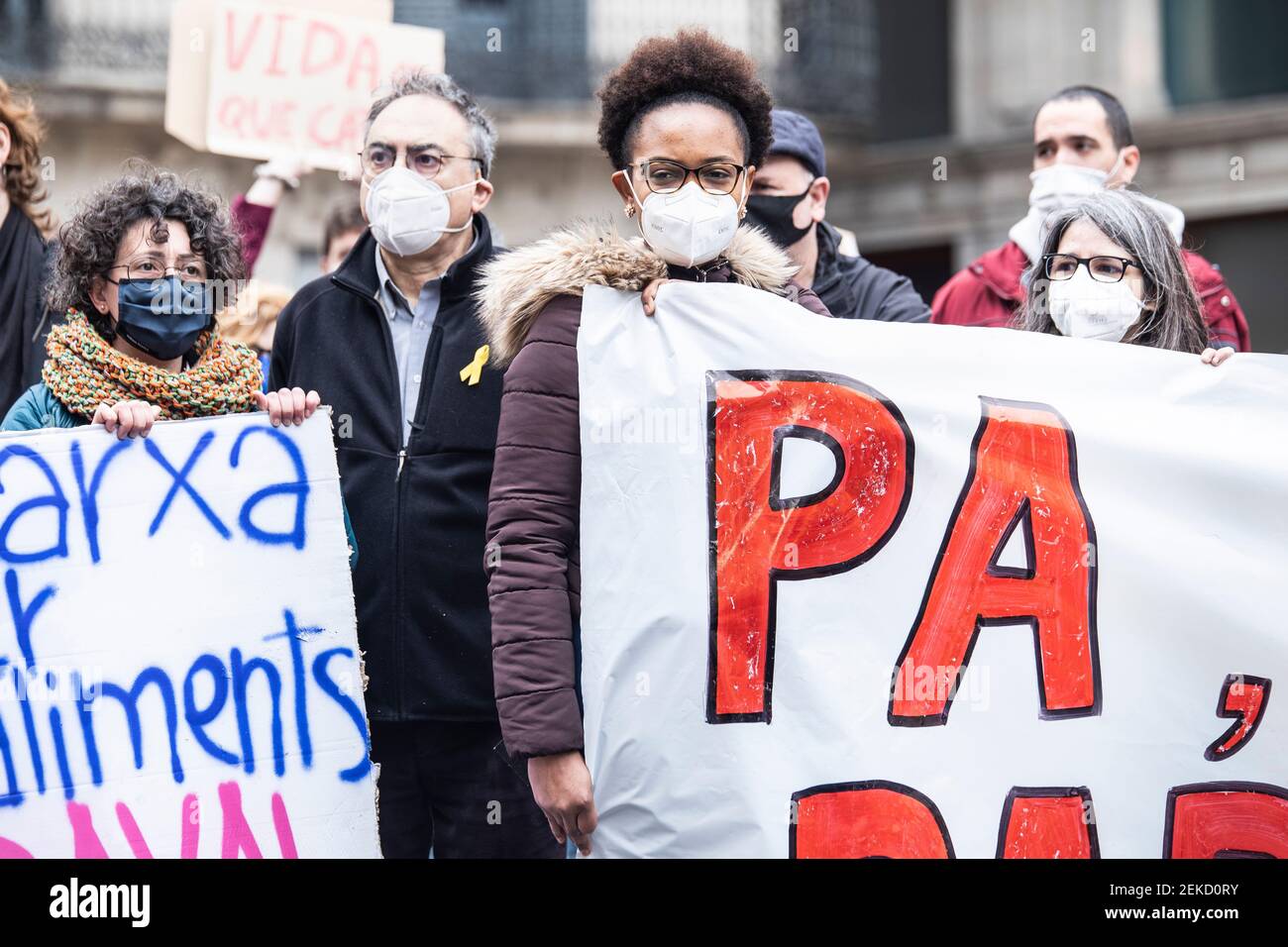 Barcellona, Spagna. 21.02.2021. Concentrazione delle "Xarxes de Aliments" (reti alimentari) e delle "Xarxes de Suport Mutu" (reti di mutuo sostegno) di Barcellona a Plaça Sant Jaume con il motto "Vida abans que Capital" (vita prima del capitale). Foto Stock