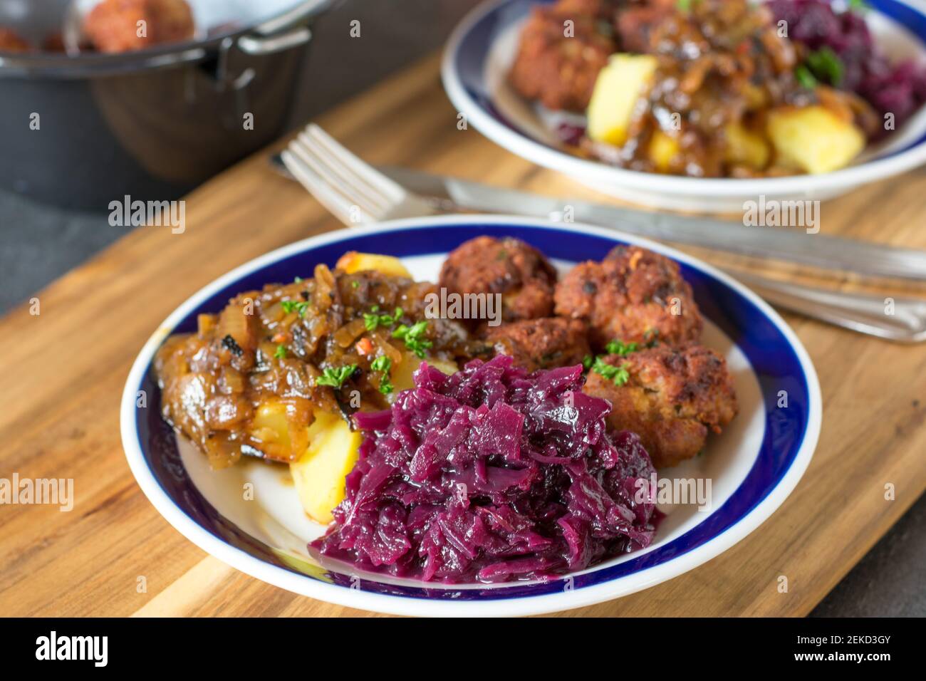 Verdure di cavolo rosso servite come contorno su un piatto da pranzo Foto Stock