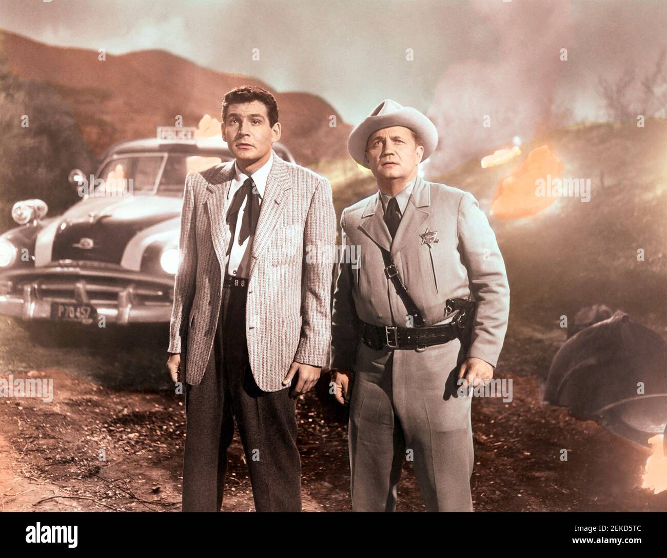LA GUERRA DEI MONDI 1953 Paramount Pictures film con gene Barry a sinistra come Dr. Clayton Forrester e Henry Brandon come il poliziotto locale. Foto Stock