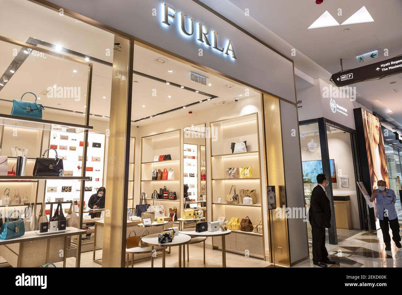 A Hong Kong si trova il marchio italiano di abbigliamento di lusso Furla  Store. (Foto di Budrul Chukrut / SOPA Images/Sipa USA Foto stock - Alamy