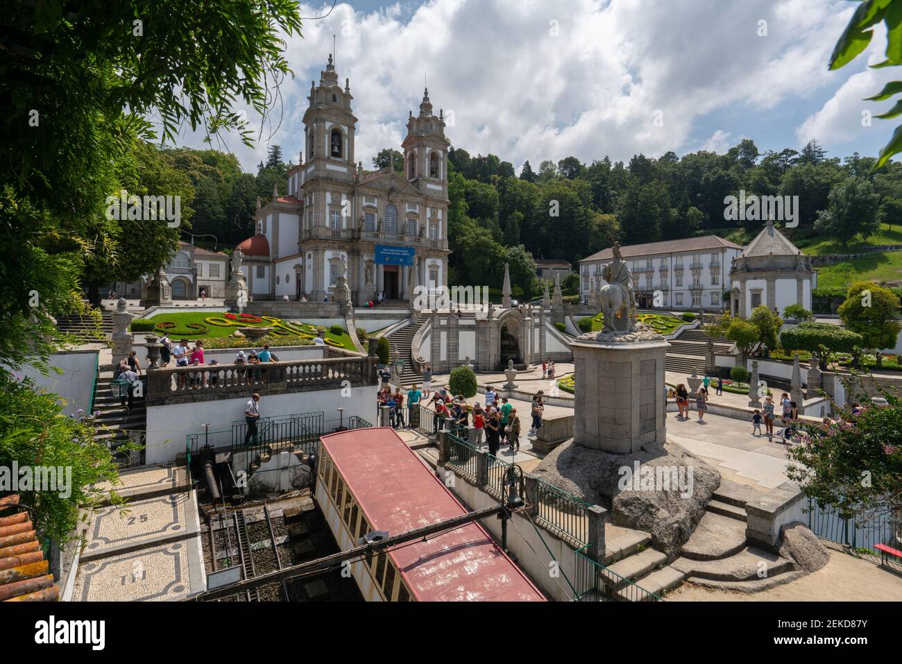 Turisti che arrivano in funicolare al Santuario di Bom Jesus a Braga, Portogallo Foto Stock