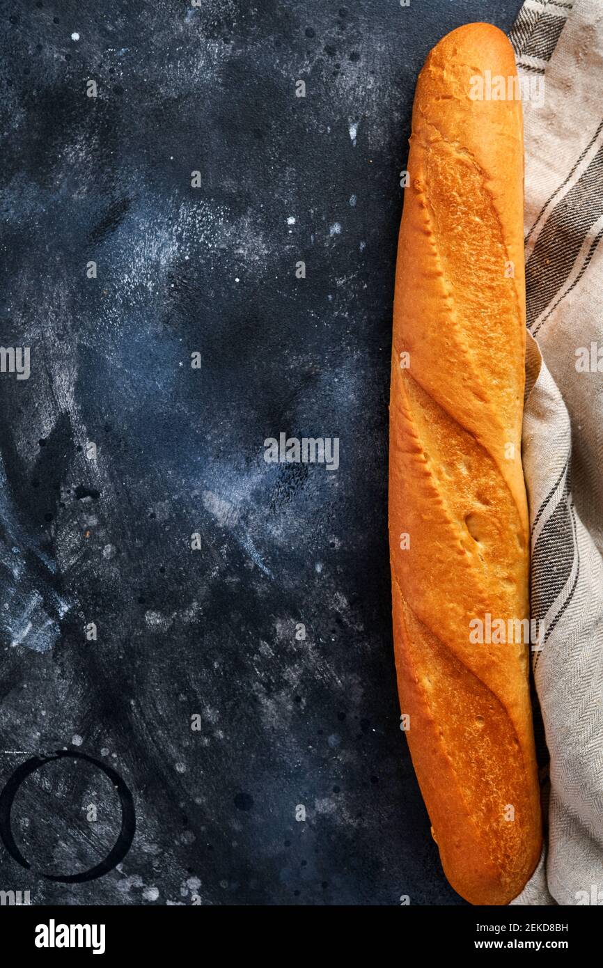 Pane fresco francese baguette su fondo grigio vecchio cemento. Tavolo. Vista dall'alto in piano con spazio per la copia Foto Stock