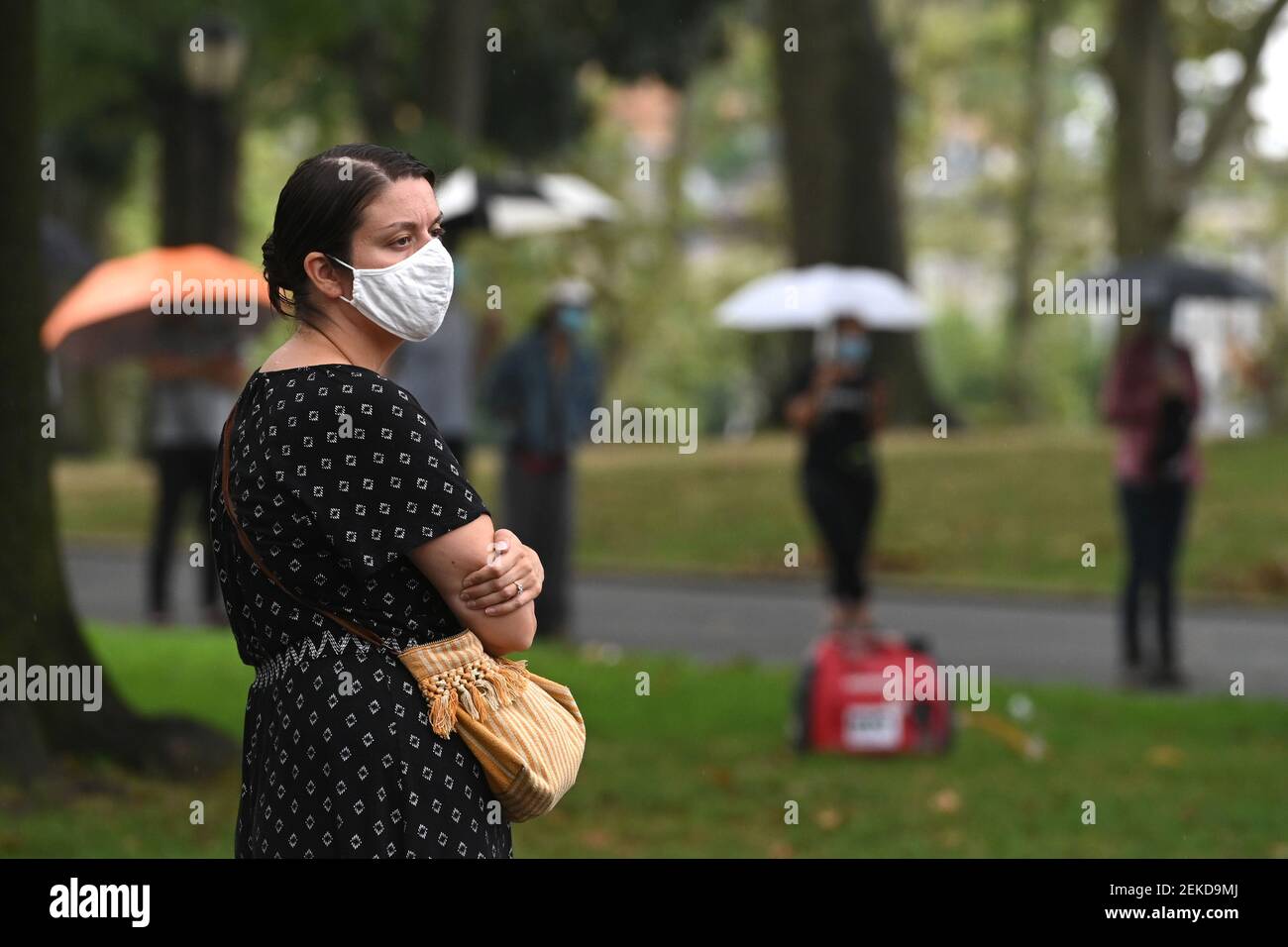 La gente aspetta sotto la pioggia in lunghe file fino a tre ore per