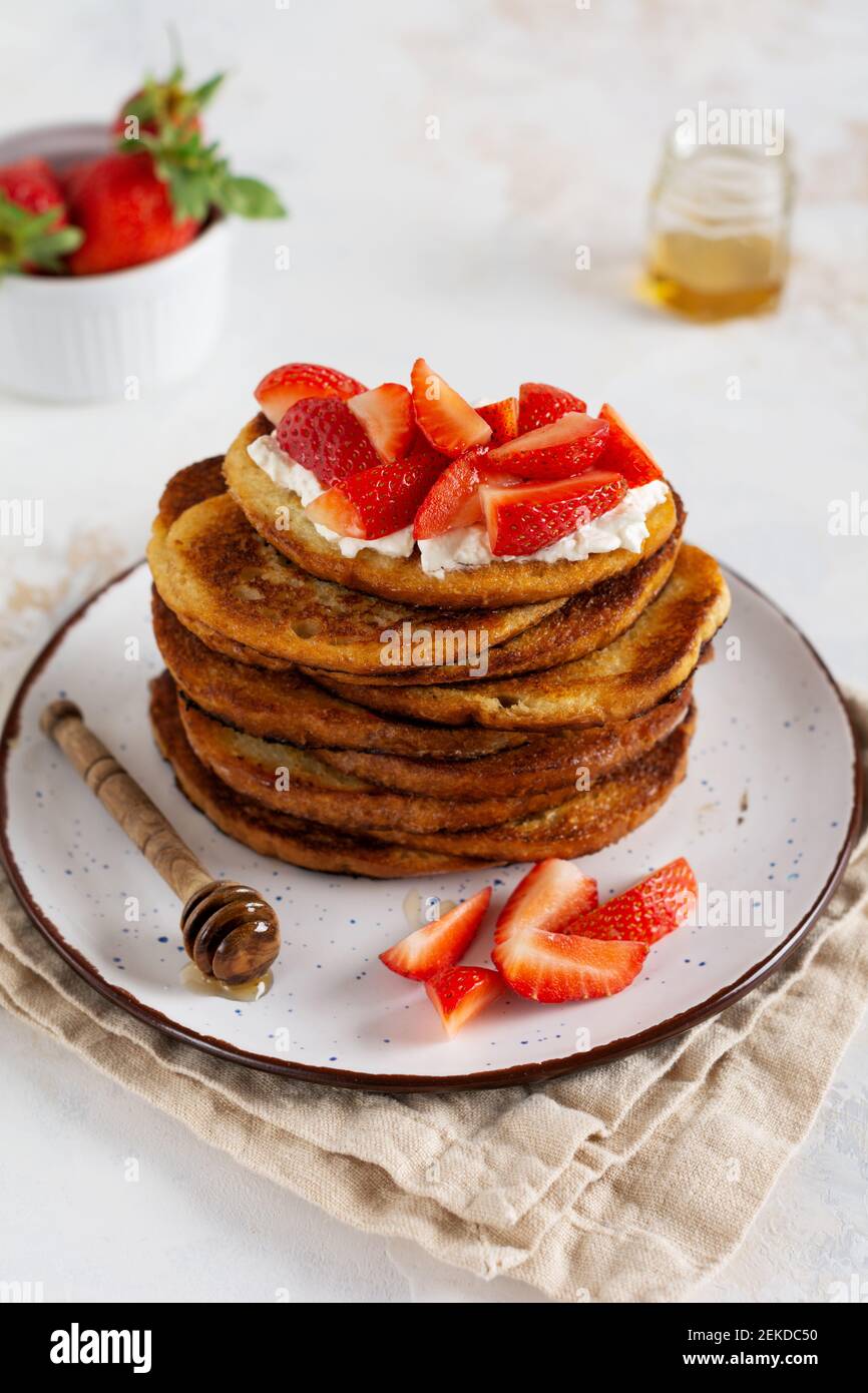 A colazione, farcita di toast alla francese con formaggio caserario, miele e fragole. Messa a fuoco selettiva Foto Stock