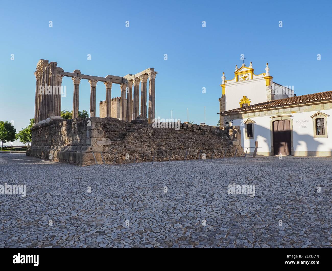 Antico tempio romano rovina o Templo Romano di Évora noto come Templo de Diana. Edificio in granito e marmo costruito per il defunto Imperatore Augusto, 1CT Foto Stock