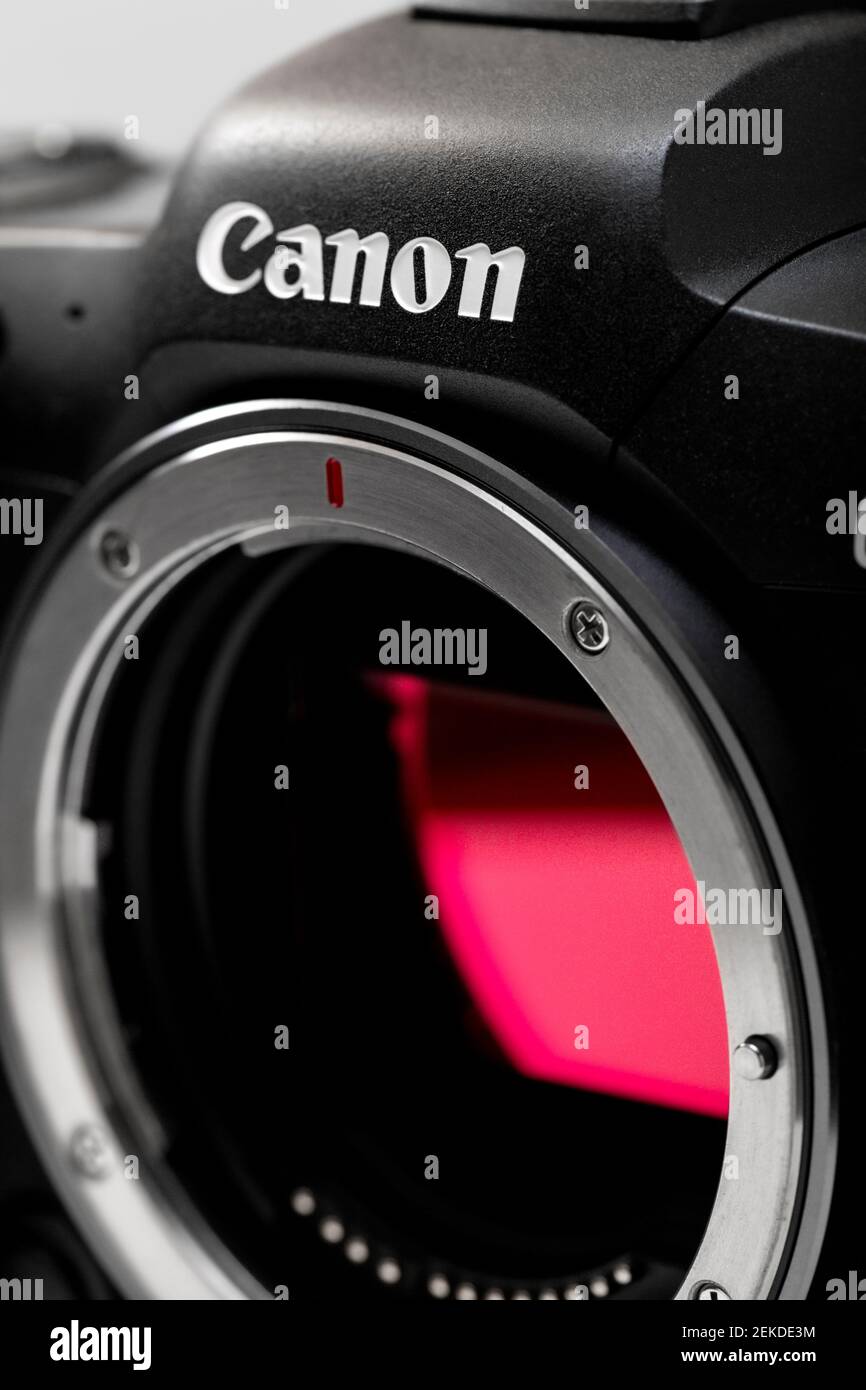 Nuova fotocamera Mirrorless Canon EOS R5 con Canon RF 15-35mm f/2.8L IS obiettivo USM. Foto Stock