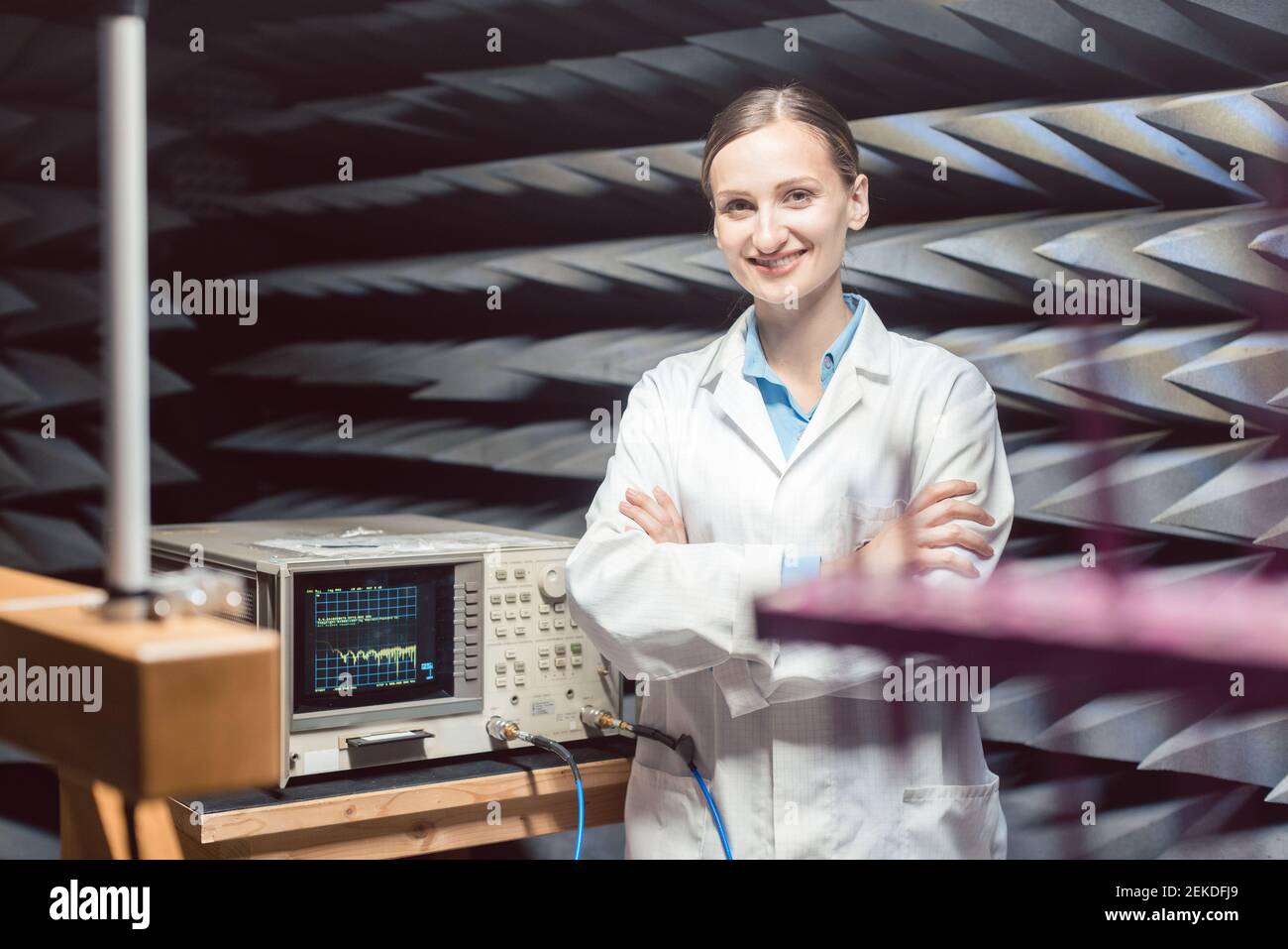 Ingegnere in laboratorio di elettronica che esegue test di conformità rf Foto Stock