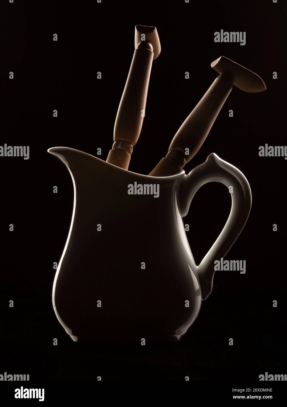 Studio creativo di una figura in legno in ceramica tazza Foto Stock