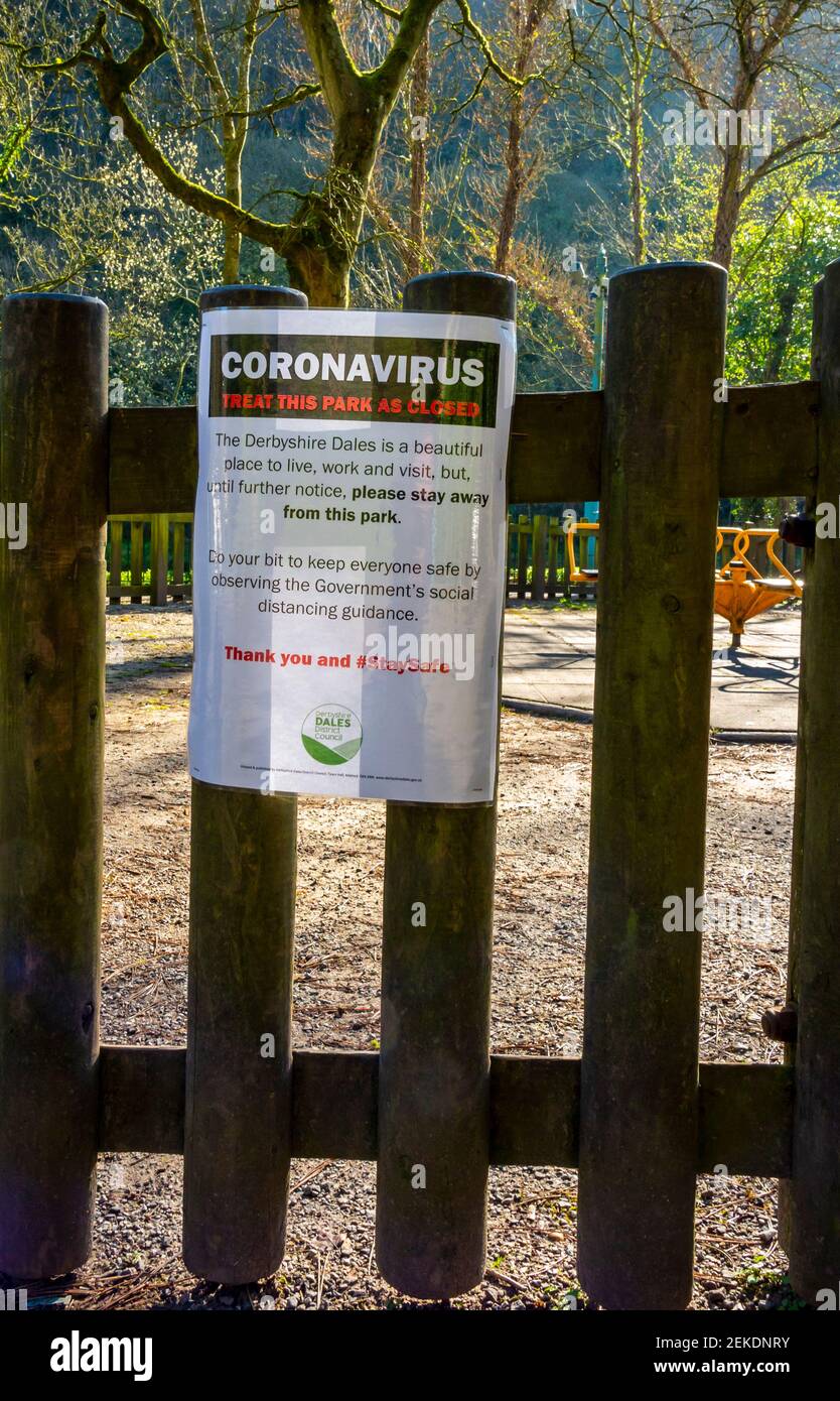 Cartello di avviso per i visitatori di stare lontano da Matlock Bath in Il Derbyshire Peak District Inghilterra durante il primo coronavirus nazionale del Regno Unito blocco aprile 2020 Foto Stock