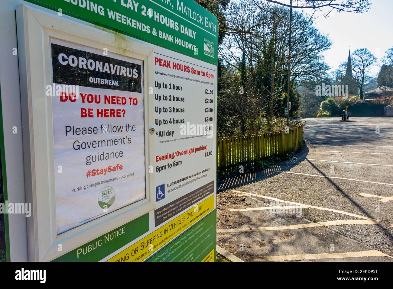 Cartello di avviso per i visitatori di stare lontano da Matlock Bath in Il Derbyshire Peak District Inghilterra durante il primo coronavirus nazionale del Regno Unito blocco aprile 2020 Foto Stock