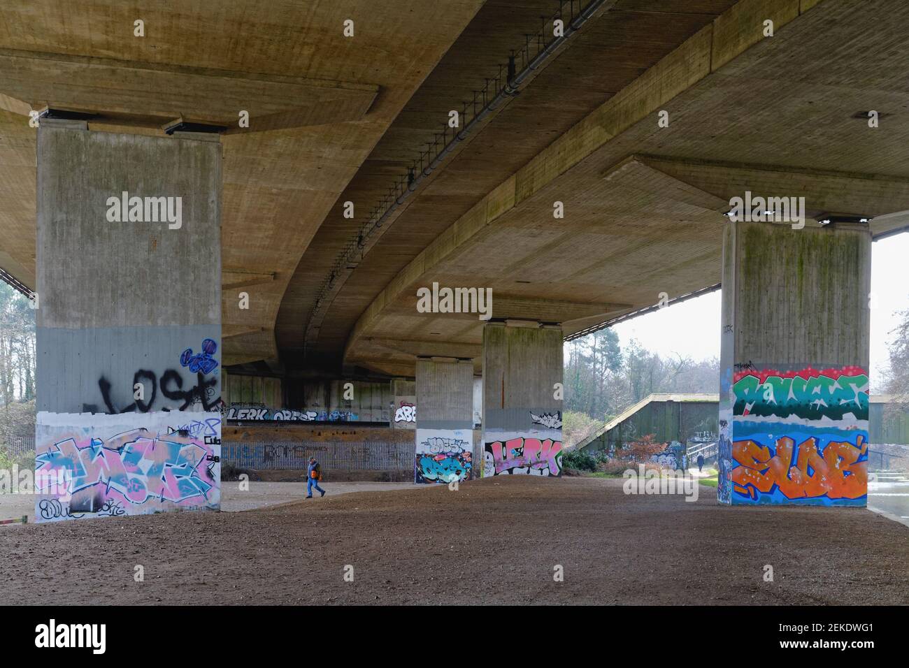 Un paesaggio di stile industriale sul canale di navigazione del fiume Wey Sotto l'autostrada M25 a New Haw Surrey Inghilterra UK Foto Stock