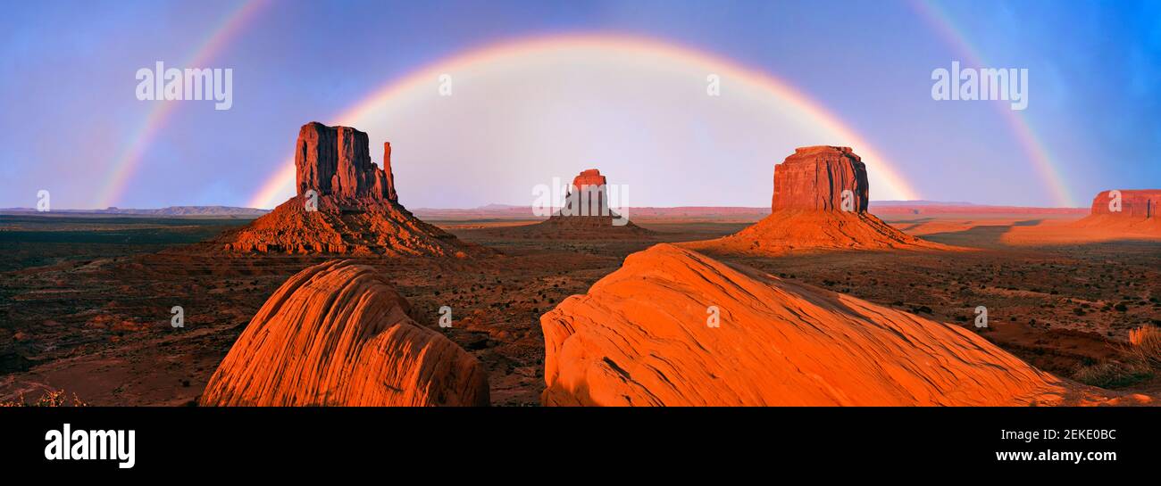 Doppio arcobaleno sulle formazioni rocciose della Monument Valley, del Guadalupe Mountains National Park, Salt Flat, Texas, USA Foto Stock