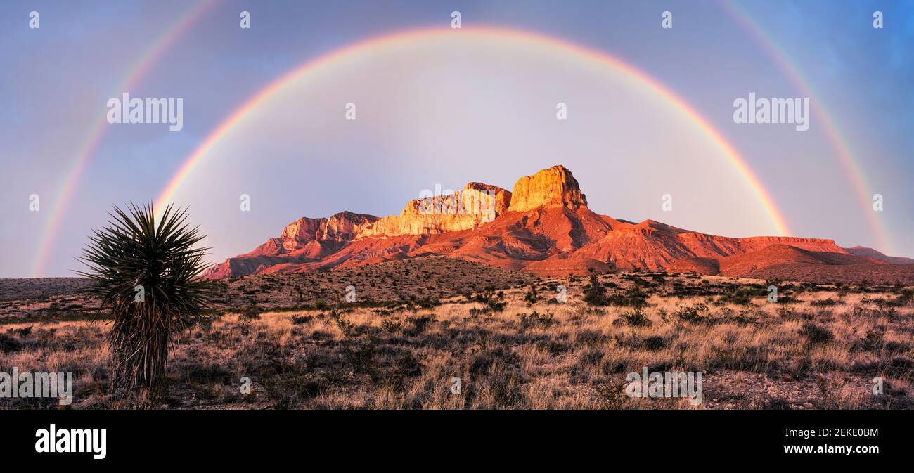 Doppio arcobaleno sulla catena montuosa, Guadalupe Mountains National Park, Salt Flat, Texas, Stati Uniti Foto Stock