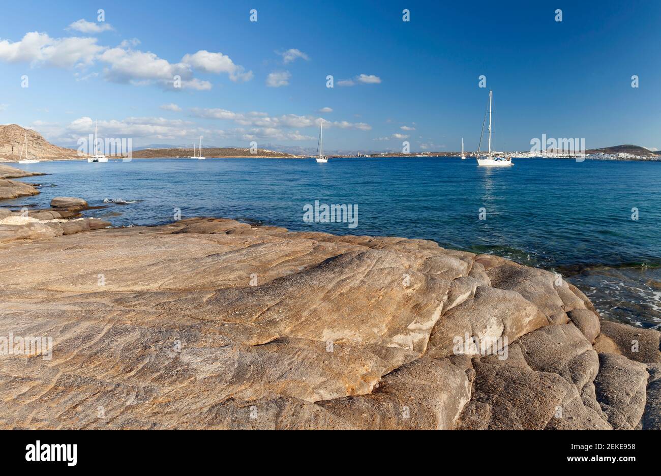 Impressionanti formazioni rocciose nella baia di San Giovanni, o Agios Ioannis Detis (in greco), nell'isola di Paros, le isole delle Cicladi, la Grecia, l'Europa. Foto Stock