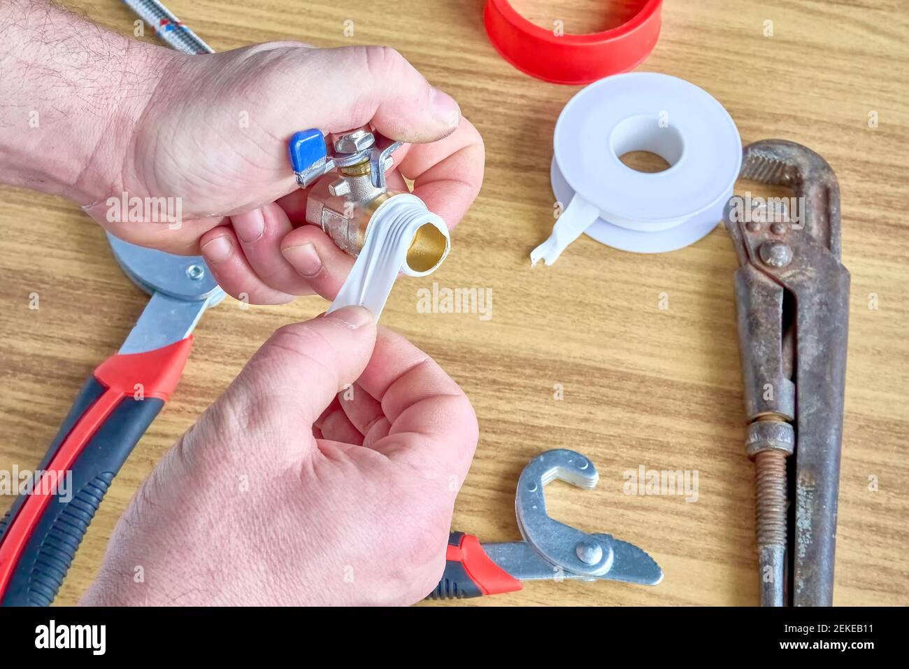 Riparazione fai-da-te, chiavi, valvola a sfera per tubo flessibile nastro Foto Stock