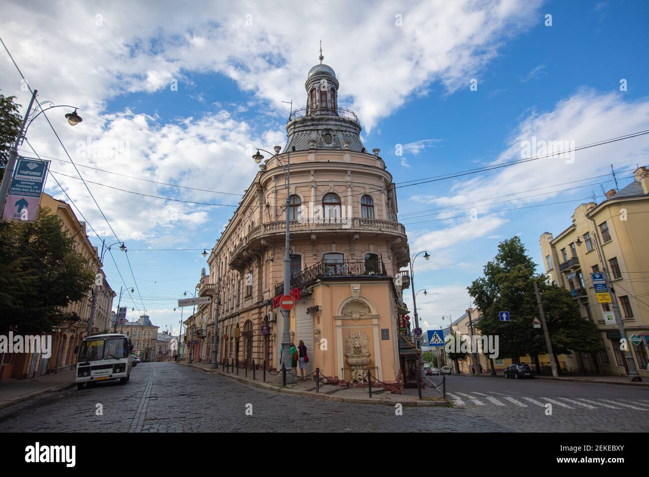 CHERNIVTSI, UCRAINA - 16 GIUGNO 2017: Casa navale a Chernivtsi Foto Stock