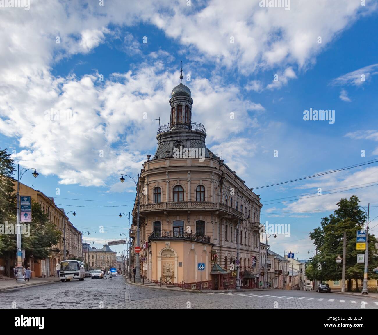 CHERNIVTSI, UCRAINA - 16 GIUGNO 2017: Casa navale a Chernivtsi Foto Stock