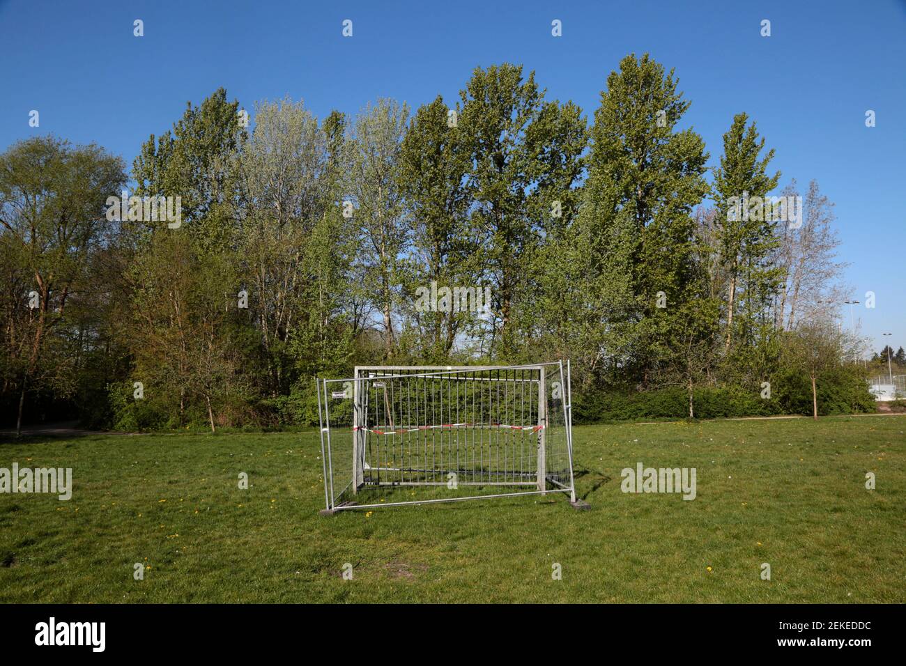 Obiettivo di calcio bloccato da corona crisi su un parco giochi in una zona verde pubblica ad Amburgo, Germania Foto Stock