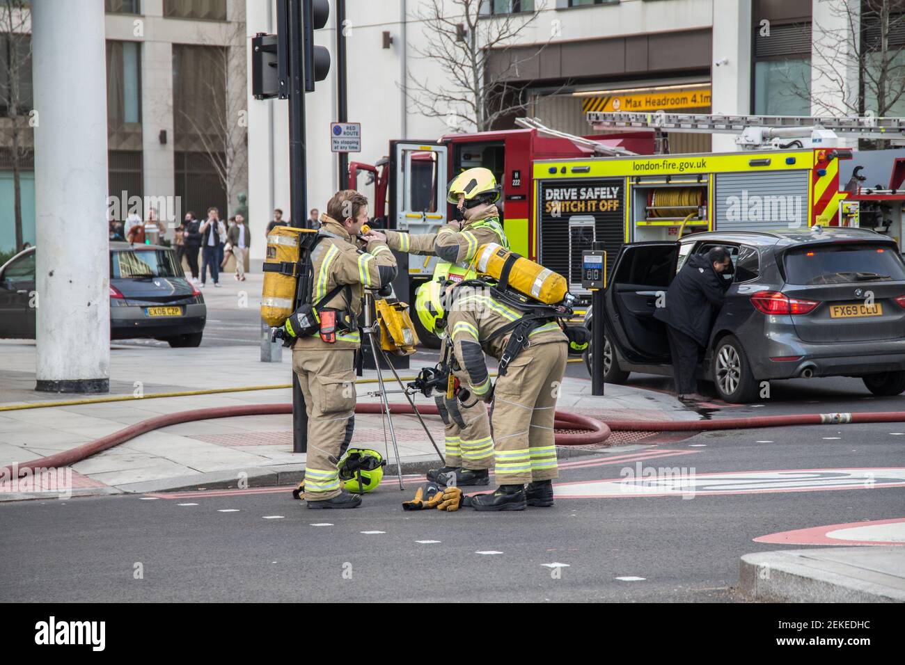 Londra UK 23 febbraio 2021 un incidente importante è stato dichiarato da Servizi di emergenza che assistono a un incendio in cibo e vino in L'angolo tra York Rd e Chicheley Road in SE1 Appena girato l'angolo dal London Eye e pochi A pochi metri dalla stazione di Waterloo. Paul Quezada-Neiman/Alamy Live News Foto Stock