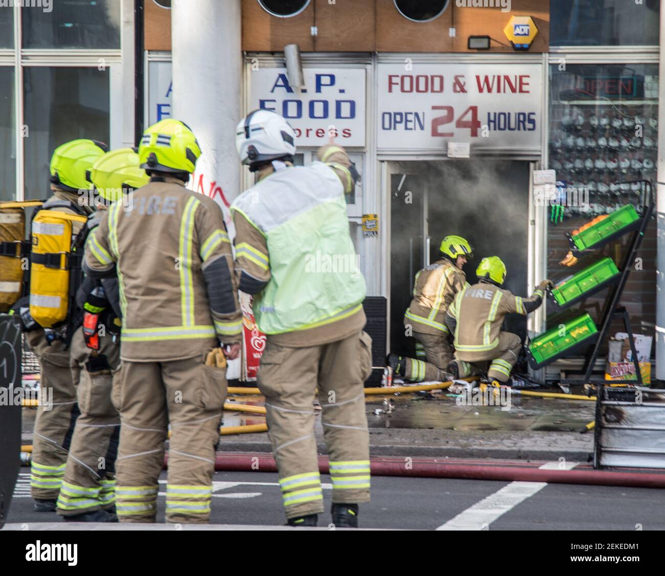 Londra UK 23 febbraio 2021 un incidente importante è stato dichiarato da Servizi di emergenza che assistono a un incendio in cibo e vino in L'angolo tra York Rd e Chicheley Road in SE1 Appena girato l'angolo dal London Eye e pochi A pochi metri dalla stazione di Waterloo. Paul Quezada-Neiman/Alamy Live News Foto Stock