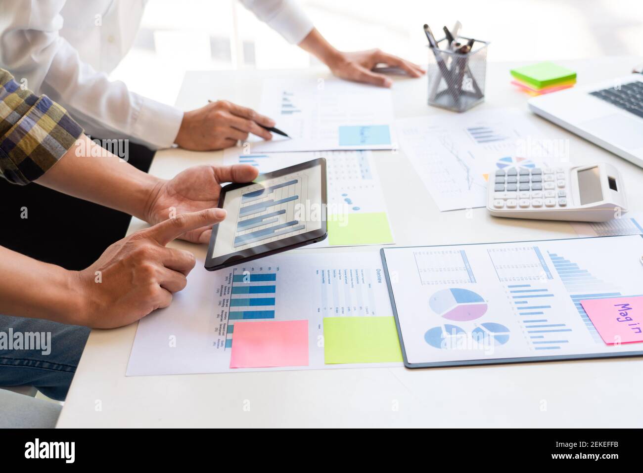 i giovani dirigenti aziendali lavorano con un nuovo progetto di startup che lavora con un piano sulla scrivania dell'ufficio e con un moderno computer digitale. Foto Stock