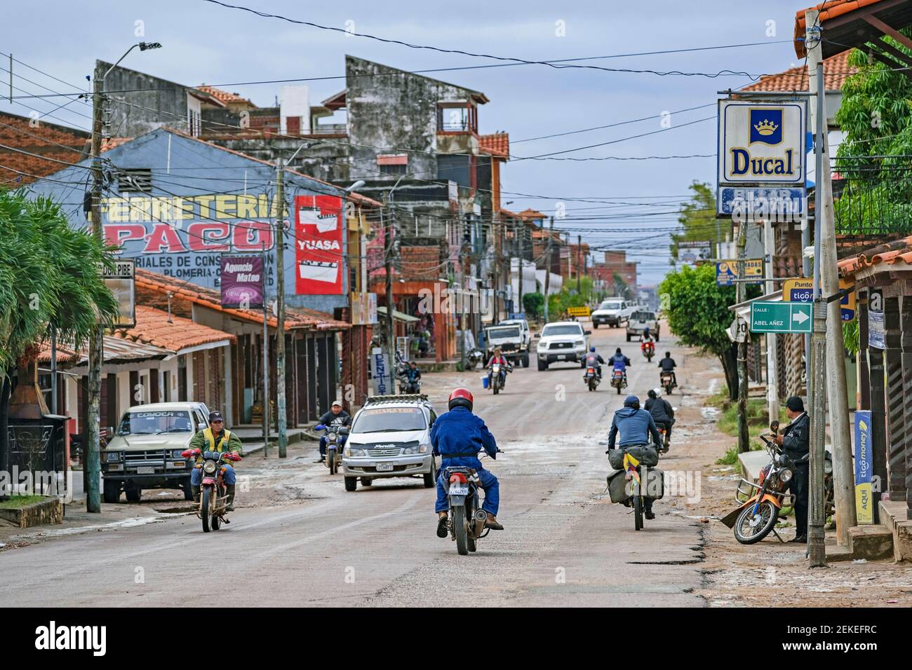 Streetscene mostra negozi e traffico nella città di Ascensión de Guarayos in Amazzonia, Provincia di Guarayos, Dipartimento di Santa Cruz, Bolivia Foto Stock