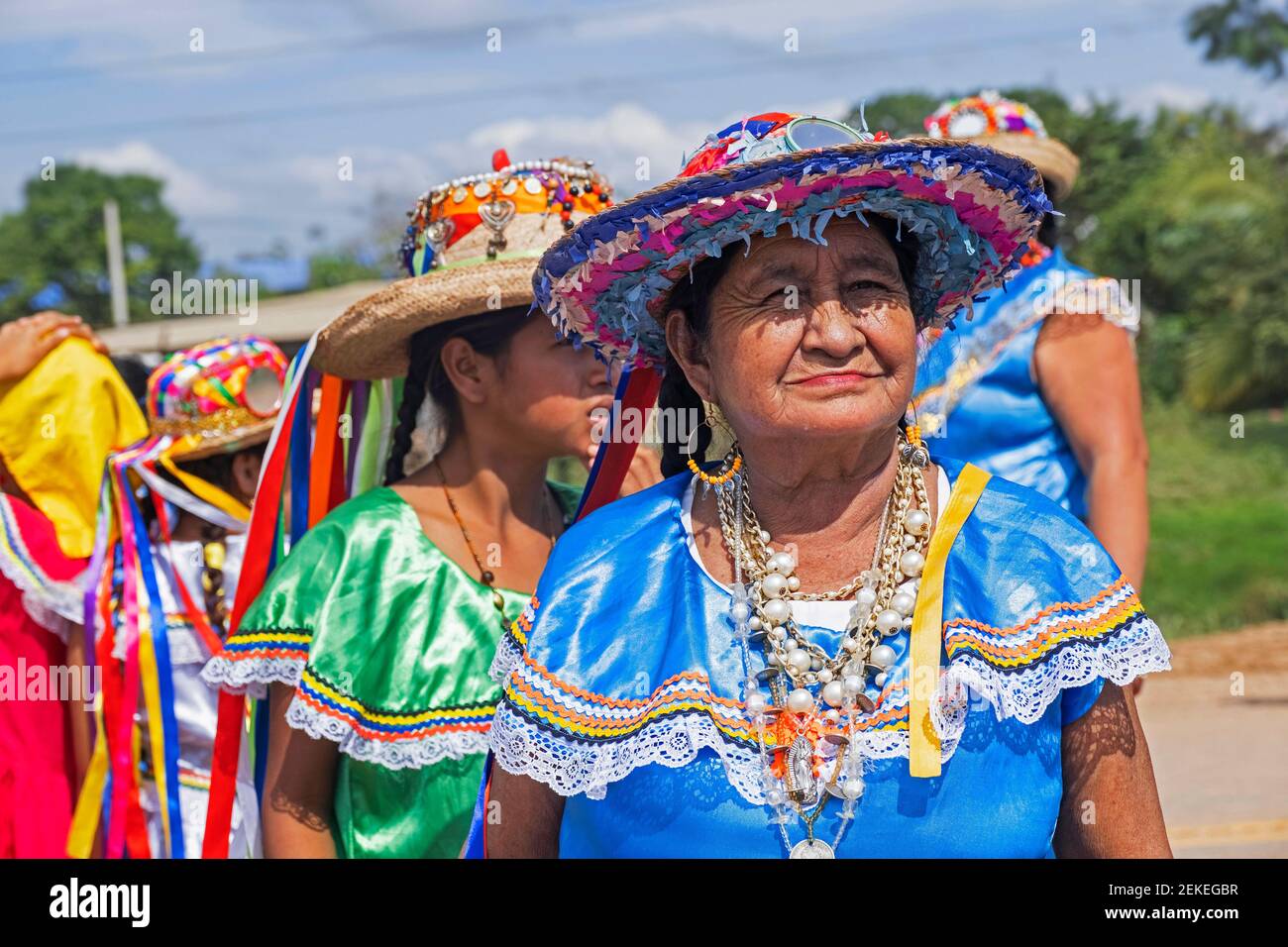 Donne boliviane in abiti colorati tradizionali nel piccolo villaggio di Puente San Pablo in Amazzonia, provincia di Marbán, Dipartimento Beni, Bolivia Foto Stock