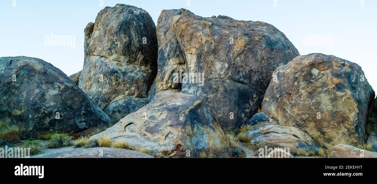 Formazione rocciosa erosa, Alabama Hills, Inyo County, California, Stati Uniti Foto Stock