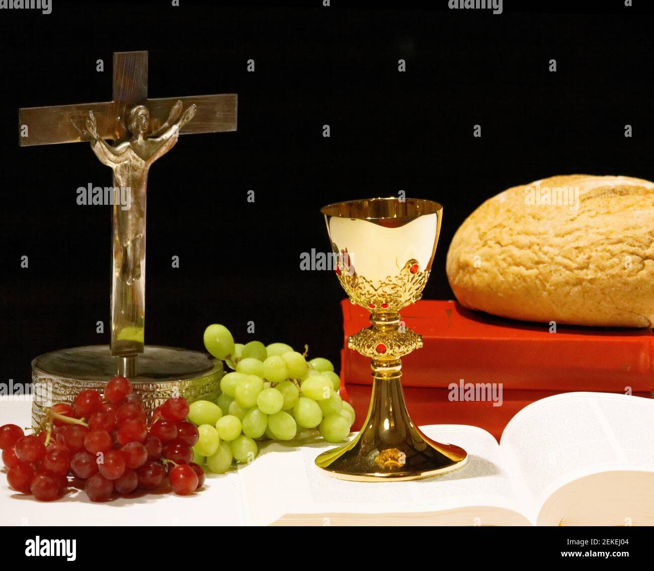 Un calice dorato con fiori bianchi e bibbia. Religione. Cristianesimo. Comunione Santa. Tema cattolico. Foto Stock