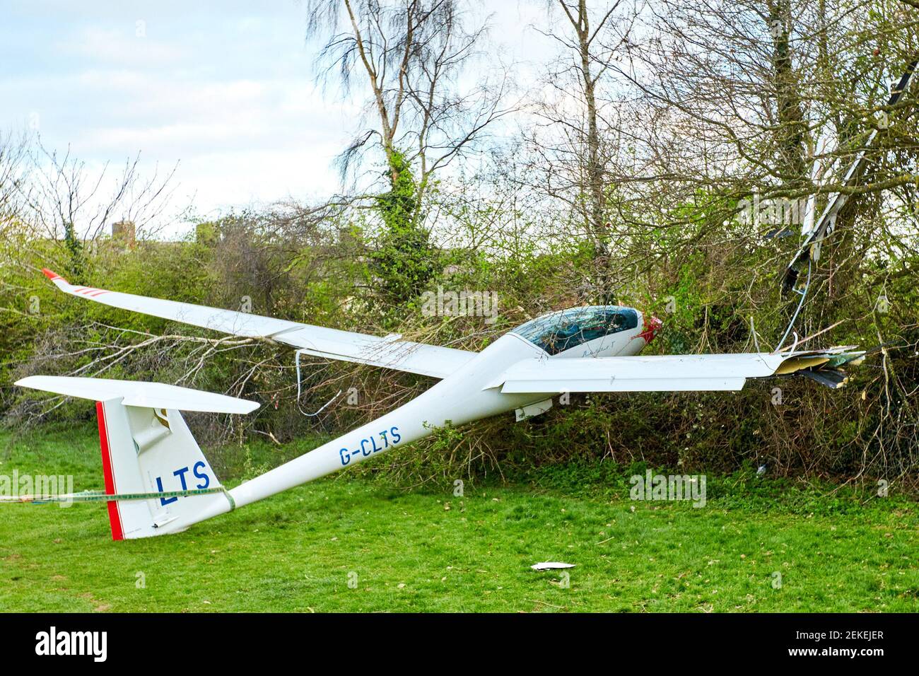 Vista generale di un aliante Schempp-Hirth Arcus T dopo che si è schiantato in alberi nel Caversfield Park vicino Bicester. Il pilota è sfuggito infortunato. Foto Stock