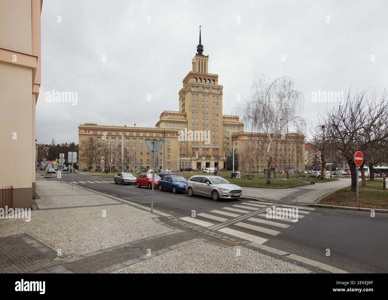 Hotel International progettato dall'architetto ceco František Jeřábek nel quartiere di Dejvice a Praga, Repubblica Ceca. L'hotel, ispirato all'architettura stalinista sovietica, è stato costruito nel 1952-1956. Foto Stock