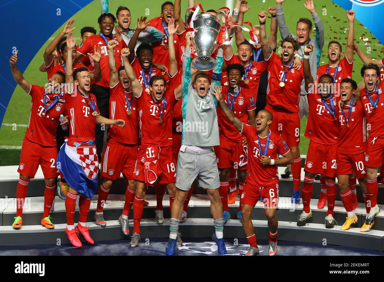 LISBONA, PORTOGALLO - 23 AGOSTO: Manuel Neuer, capitano dell'FC Bayern  Monaco, solleva il Trofeo UEFA Champions League dopo la vittoria del suo  team nell'UEFA Champions League Final match tra Parigi Saint-Germain e