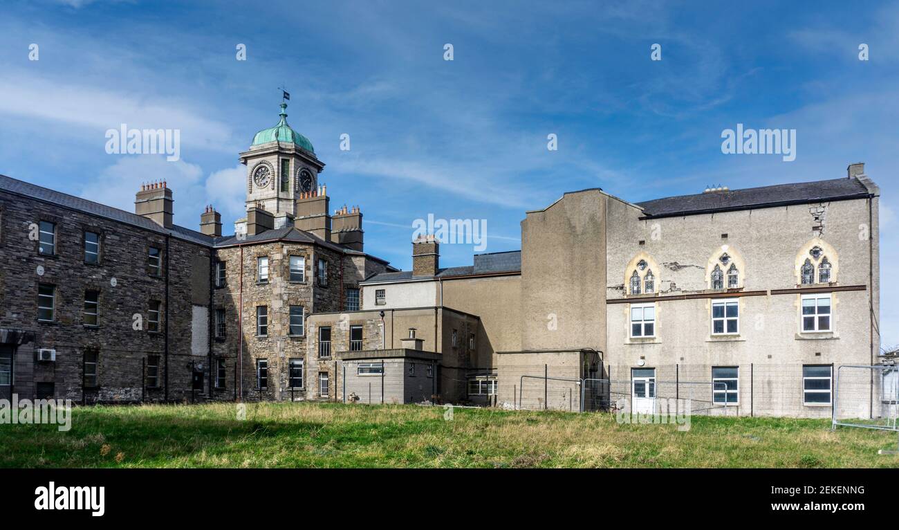 Il retro di uno dei principali edifici dell'Università tecnologica di Dublino a Grangegorman, Dublino, Irlanda. In precedenza un ufficio amministrativo HSE. Foto Stock